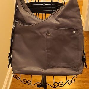 Samsonite travel shoulder purse with 2 pockets, zippers, & magnetic closure.